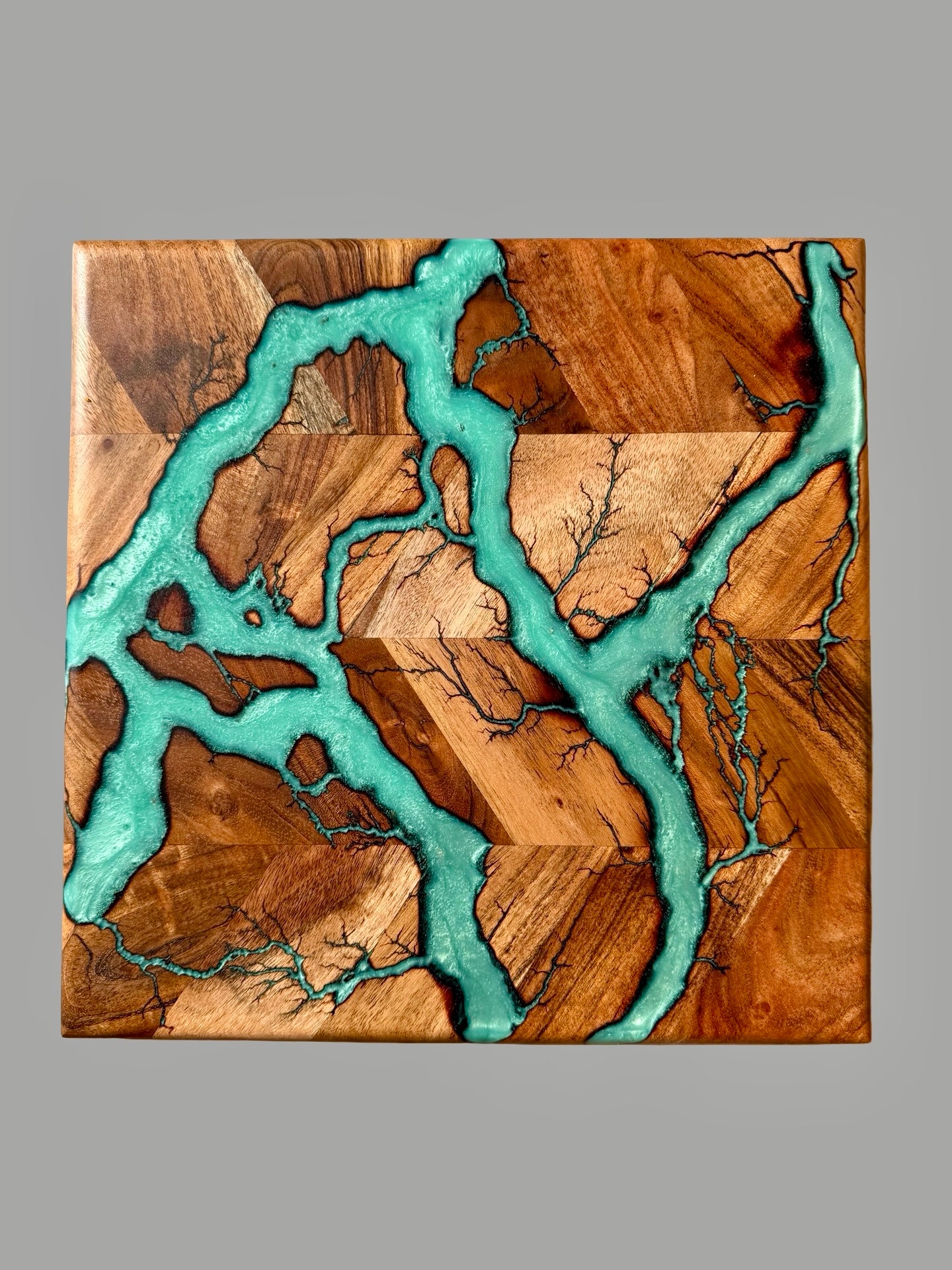 Amazing resin art chopping board with Lichtenberg resin art
